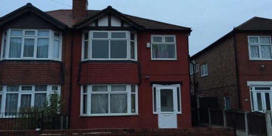 4 bed house available to 4 students or professionals, close to all amenities, university, city centre.