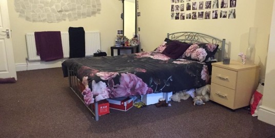 4 Double bedroom house, close to all amenities, transport heading to University and City centre, Fully furnished large rooms.