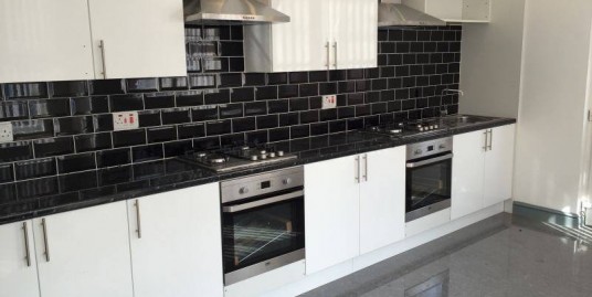 1 Double bedroom with on-suit shower and toilet, Bills included,in shared house, close to amenities, Hospital, university, City.