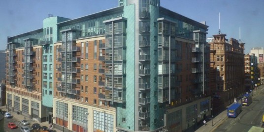 2 Double bed apartment, prime location, W3, walking distance to Oxford Rd train station.
