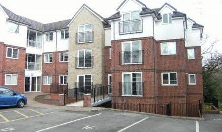 2 bedroom apartment, Gatley, 2 bathrooms, close to all amenities, transport, Hospital, Airport
